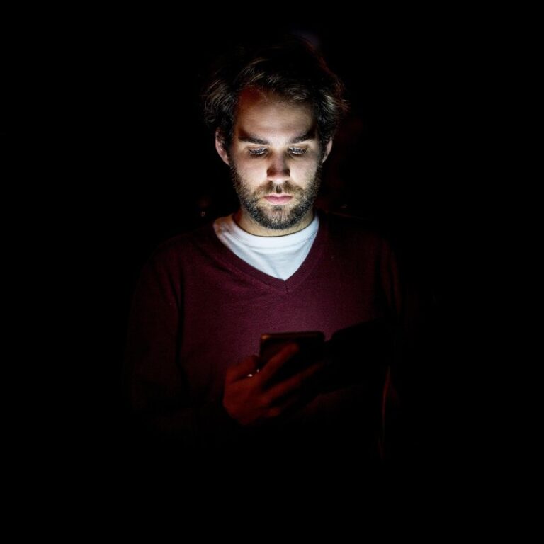 how to stay off your phone