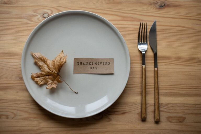 minimalist thanksgiving table decor
