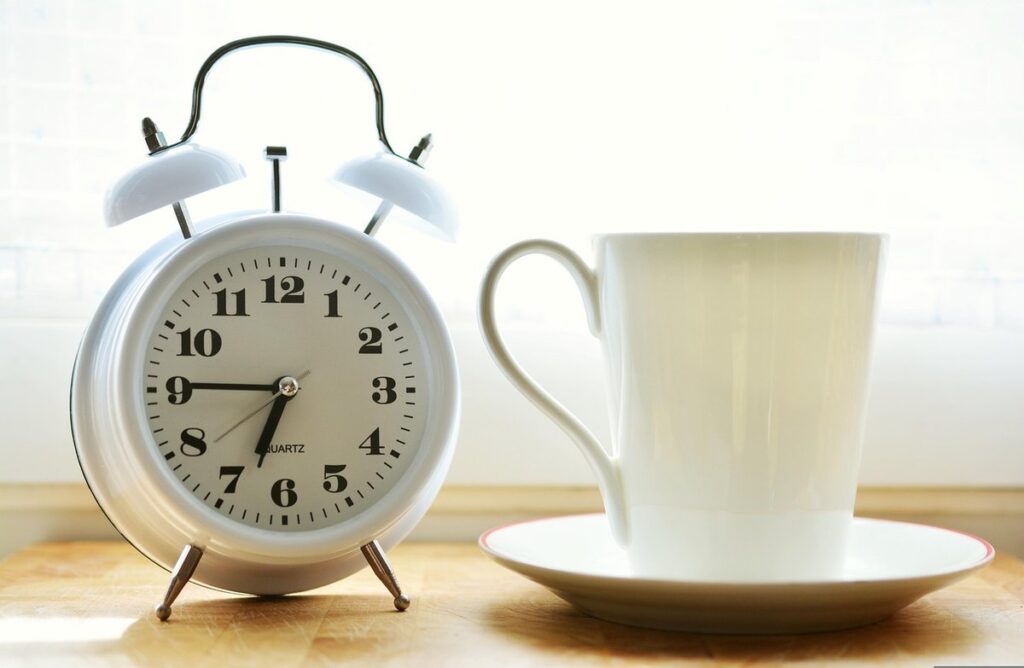 how to wake up early in the morning